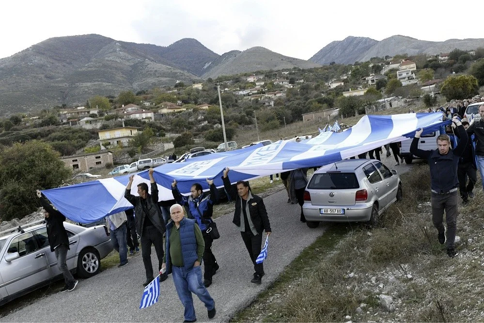 Κλιμακώνει την ένταση η Αλβανία - Ανεπιθύμητοι 52 Ελληνες που πήγαν στην κηδεία του Κατσίφα