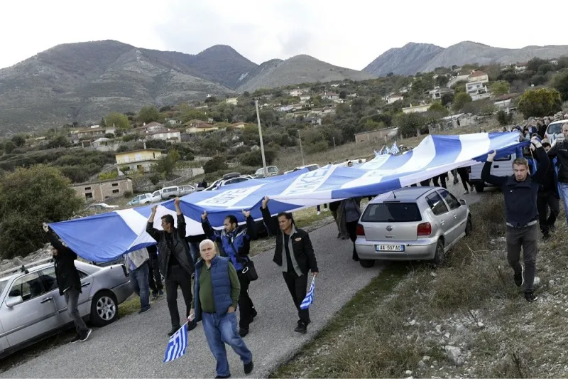 Κλιμακώνει την ένταση η Αλβανία - Ανεπιθύμητοι 52 Ελληνες που πήγαν στην κηδεία του Κατσίφα