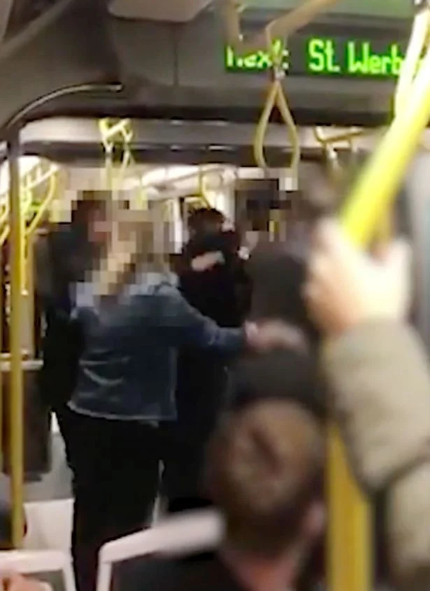 Πήγε να τους χωρίσει και έφαγε μία γερή - Της έριξαν μπουνιά