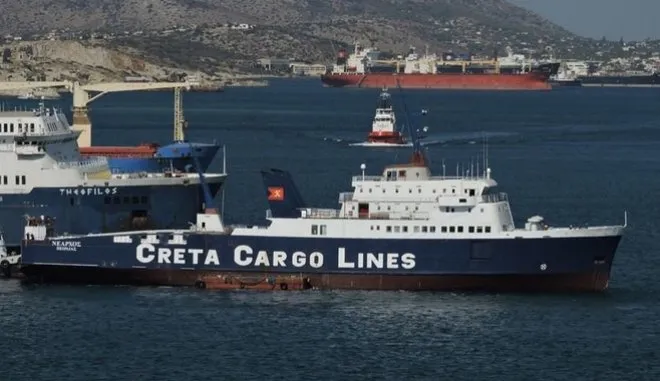 Αποκολλήθηκε το Νέαρχος μετά από 16 μέρες-Είχε προσαράξει στη Σαντορίνη