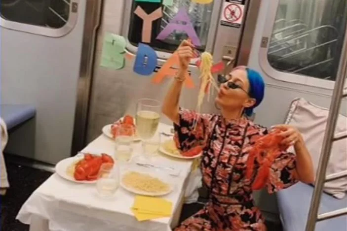 Μόνο στη Νέα Υόρκη - Πάρτι γενεθλίων στο...μετρό (pics-vid)