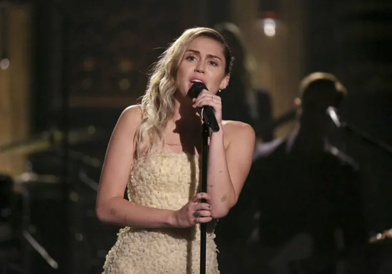 Miley Cyrus και Liam Hemsworth: Δωρεά 500.000 δολ. σε ίδρυμα που καταστράφηκε από τη φωτιά της Καλιφόρνια