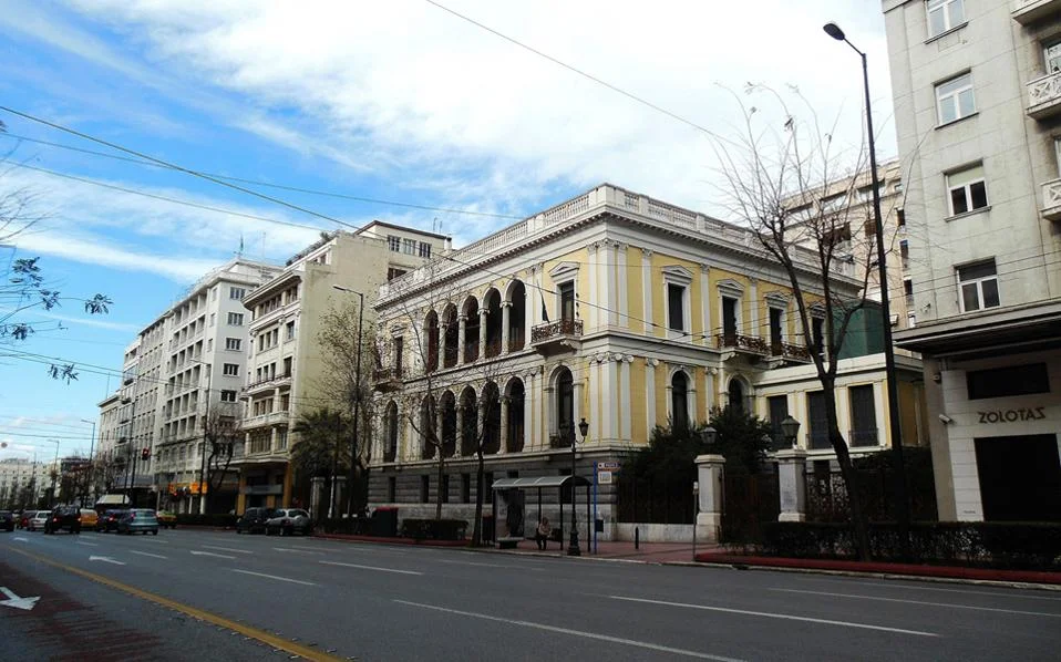 Κλειστή η Πανεπιστημίου -Τηλεφώνημα για βόμβα στο Νομισματικό Μουσείο