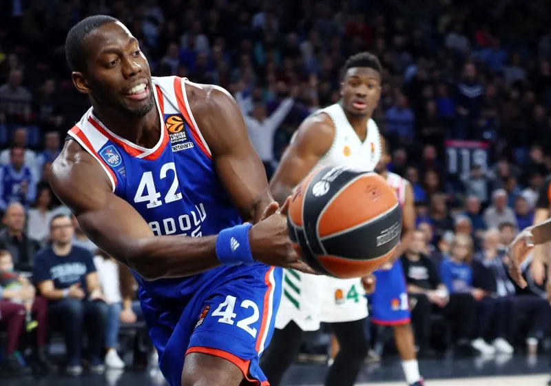 Euroleague: Ο Ντάνστον έπιασε τον Μπουρούση στις τάπες (vid)