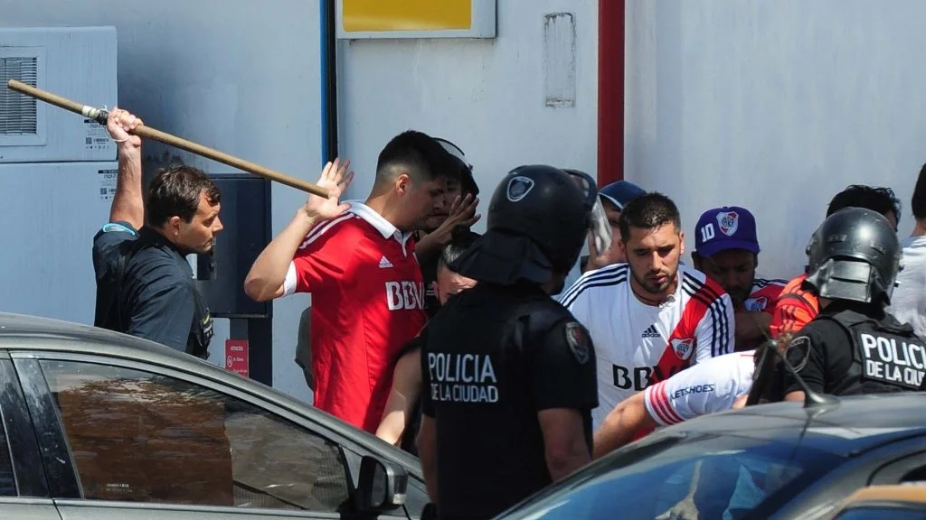 Ρίβερ-Μπόκα: Πεδίο μάχης οι δρόμοι γύρω από το Μονουμεντάλ (vid)