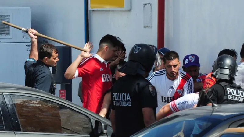 Ρίβερ-Μπόκα: Πεδίο μάχης οι δρόμοι γύρω από το Μονουμεντάλ (vid)