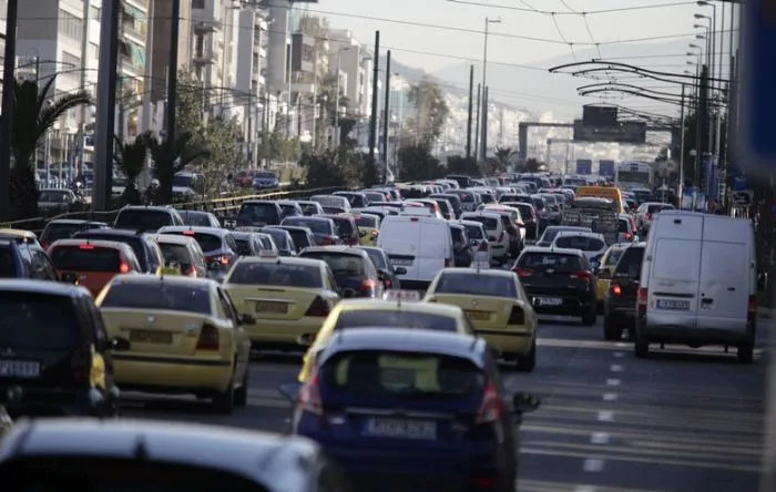Τεράστια ταλαιπωρία για τους οδηγούς λόγω και της πρωινής βροχής - Πού υπάρχουν προβλήματα