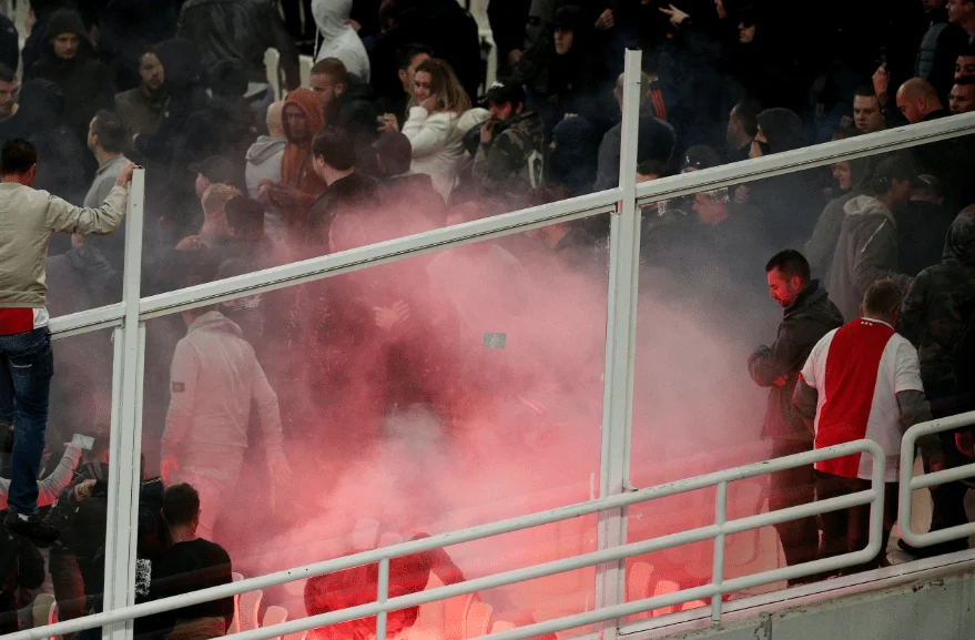 ΑΕΚ- Άγιαξ: Άγρια επεισόδια και μολότοφ στο ΟΑΚΑ (pics &amp; vids)