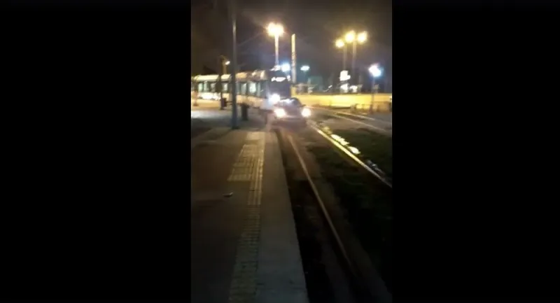 Επικό: Άφησε το αμάξι του με αλάρμ στις γραμμές του τραμ (vid)