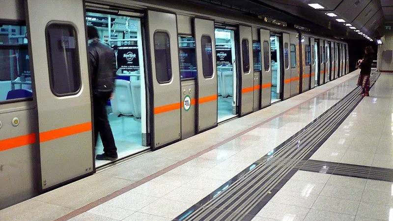 Ηλικιωμένος έπεσε στις ράγες του Μετρό