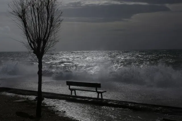Καιρός: «Βουτιά» της θερμοκρασίας- Βροχές και καταιγίδες