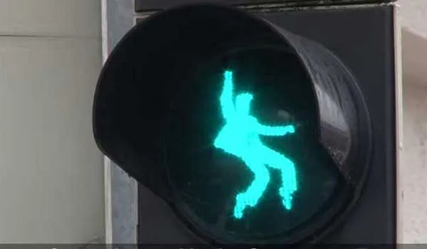 Ο Έλβις Πρίσλεϋ και σε…φανάρι (vid)