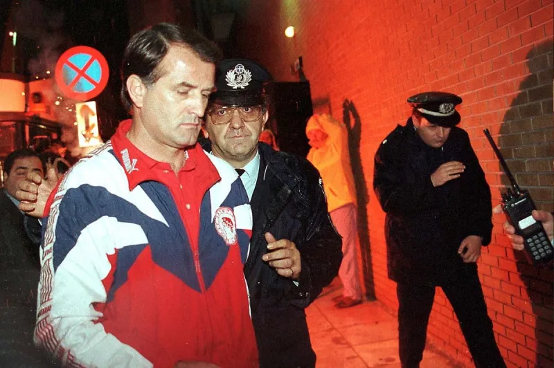 Όταν οι οπαδοί πετούσαν λεφτά στους «προδότες»