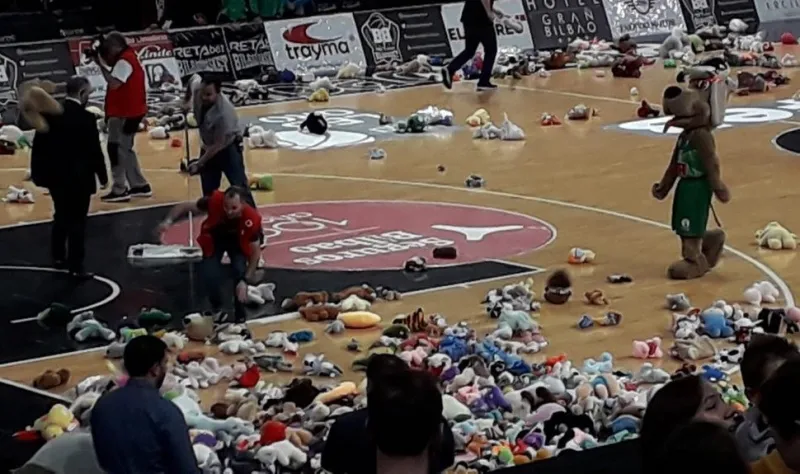 Το Μπιλμπάο Arena γέμισε κουκλάκια (vid)
