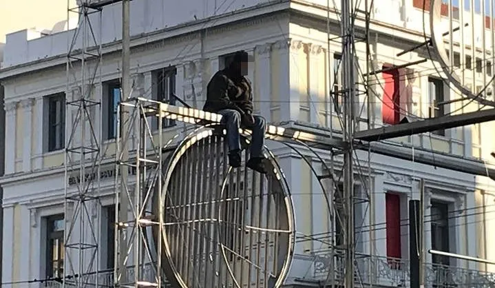Άνδρας ανέβηκε στο γλυπτό της πλατείας Ομόνοιας