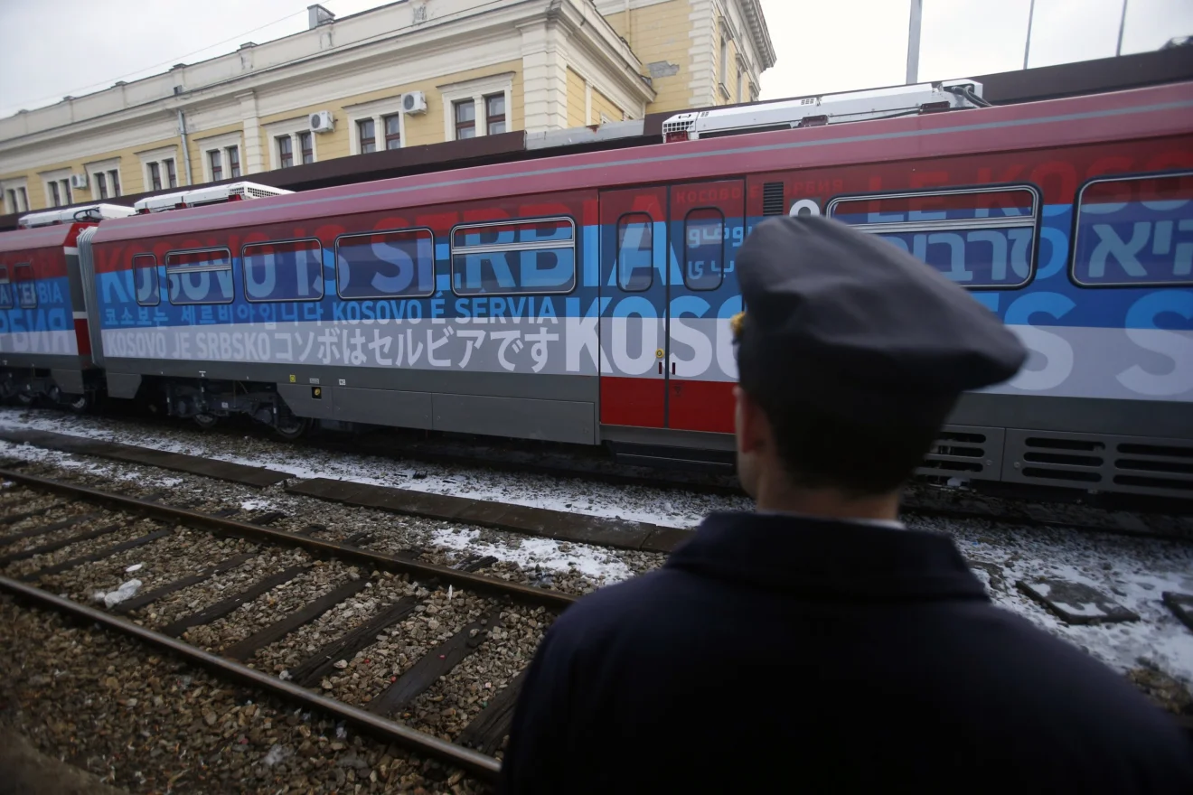 Τρένο έκοψε στα δύο λεωφορείο που μετέφερε παιδιά στη Σερβία