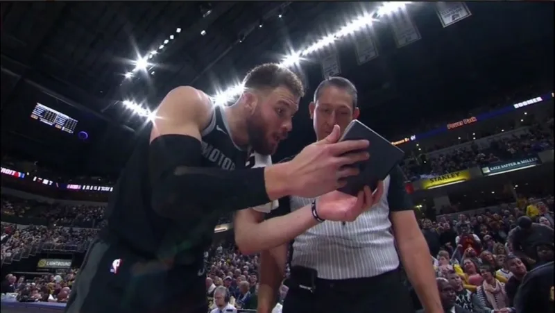 NBA: Ο Μπλέικ Γκρίφιν διαμαρτύρεται χρησιμοποιώντας ένα tablet! (video)