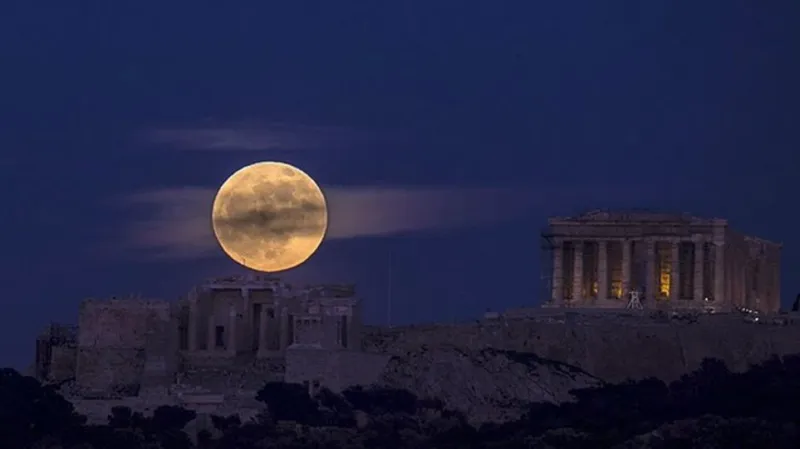 National Geographic: Η τελευταία πανσέληνος του 2018 πάνω απ΄ την Ακρόπολη... τρέλανε το Instagram
