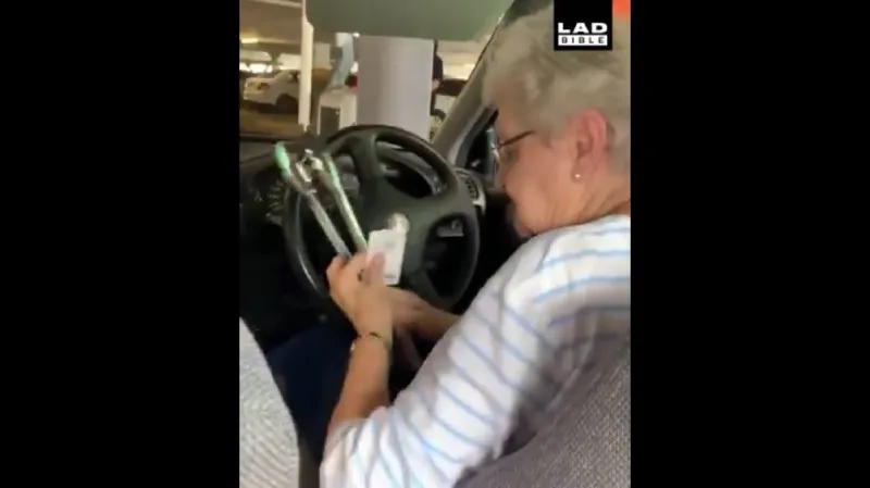 Επική γιαγιά: Χρησιμοποιεί τσιμπίδα για να πληρώσει το πάρκινγκ (video)