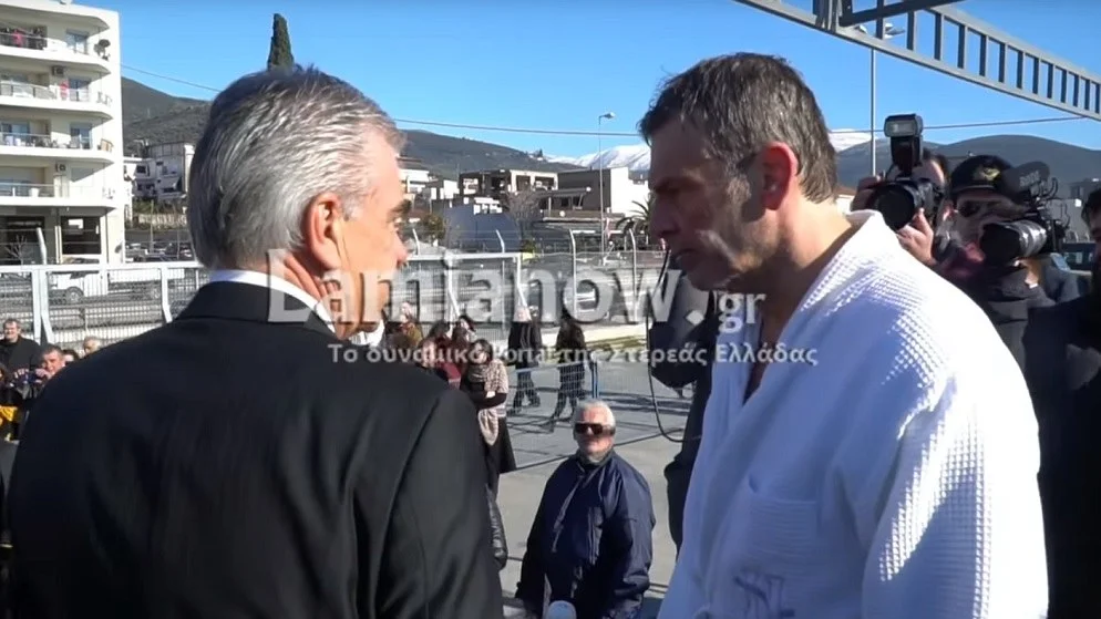 Απόστολος Γκλέτσος: Βούτηξε για τον Σταυρό και μόλις βγήκε... τσακώθηκε (vid)