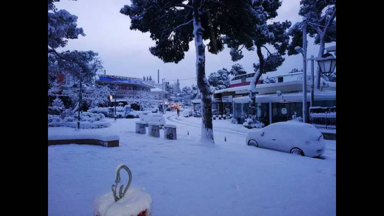 Συμβαίνει τώρα στο Χαλάνδρι - Συνεχίζεται η επέλαση του χιονιά (vid/pic)