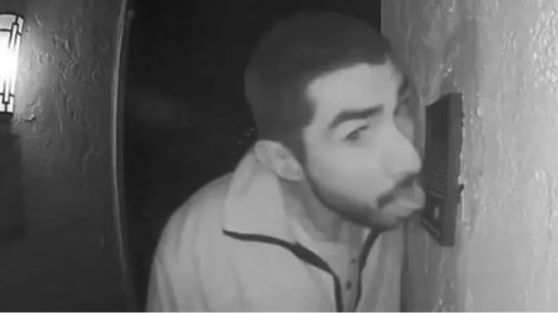 Η αστυνομία αναζητά άνδρα που έγλειφε ένα κουδούνι σπιτιού... επί τρεις ώρες! (video)