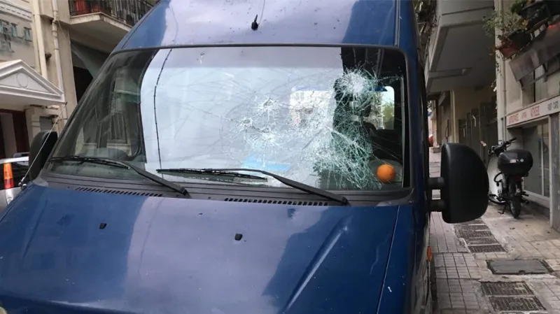 Επίθεση σε βαν της ΕΛΑΣ έξω από την ΑΣΟΕΕ - Αστυνομικός πυροβόλησε στον αέρα (pics)