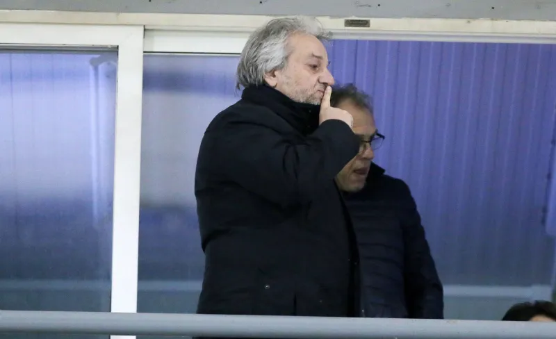 Σε δίλημμα ο Κομπότης