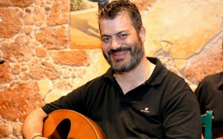 «Θέλω να μου λες» το νέο τραγούδι από τον Μανώλη Κονταρό (vid)