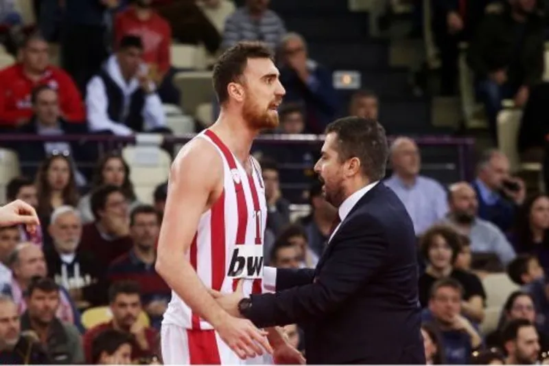 Με Μιλουτίνοφ ο Ολυμπιακός κυνηγά την τετράδα