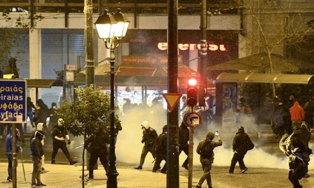 Επεισόδια, χημικά και φωτοβολίδες έξω από τη Βουλή στο συλλαλητήριο για την Μακεδονία