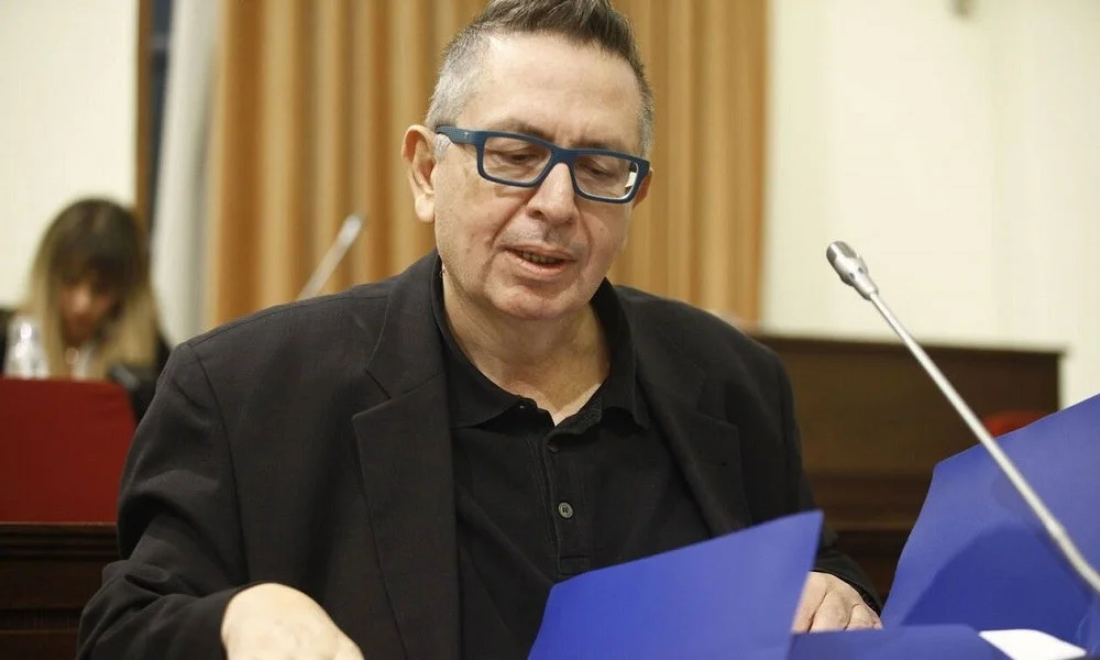 Πλήθος κόσμου στο τελευταίο «αντίο» στον Θέμο Αναστασιάδη (pics)