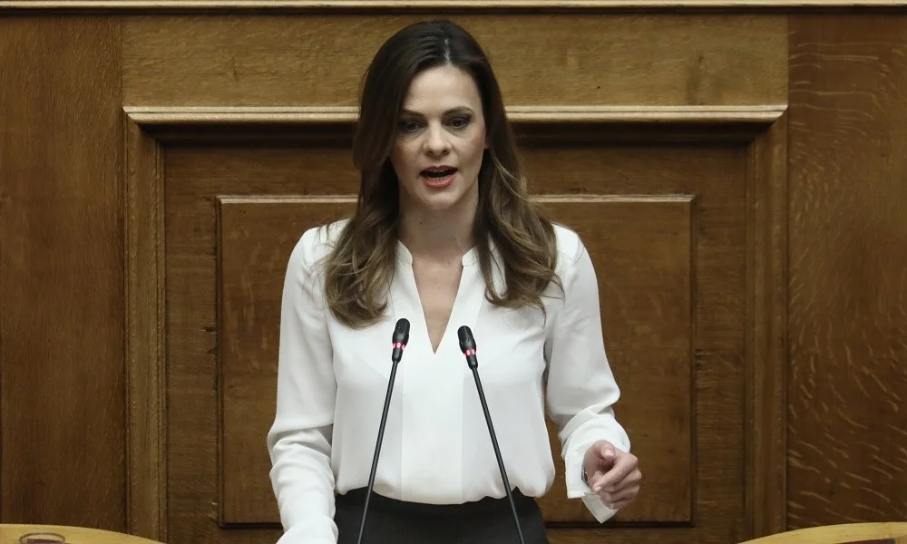 Αχτσιόγλου: Πώς διαμορφώνονται τα επιδόματα και οι μισθοί (ΠΙΝΑΚΕΣ)