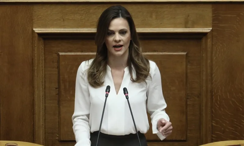 Αχτσιόγλου: Πώς διαμορφώνονται τα επιδόματα και οι μισθοί (ΠΙΝΑΚΕΣ)