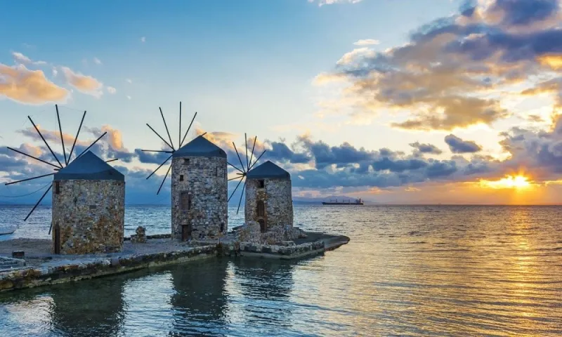 Πλοίο με 225 επιβάτες προσέκρουσε στο λιμάνι της Χίου