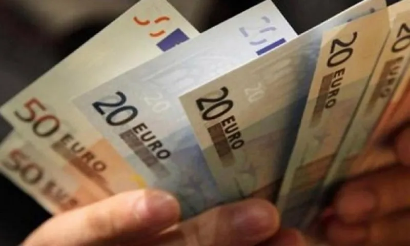 Καλό μήνα με αύξηση του κατώτατου μισθού - Ποια επιδόματα συμπαρασύρει