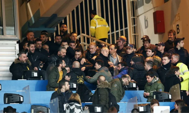 Χαμός στο ΟΑΚΑ: «Ντου» οπαδών της ΑΕΚ στον Σαββίδη (pics)