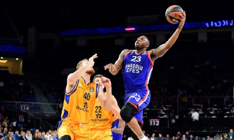 Euroleague: Η Μπαρτσελόνα δεν έκανε τη χάρη στον Ολυμπιακό, νίκες για Εφές, Χίμκι (videos)
