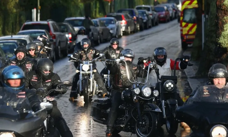 Μηχανόβιοι βοηθούν ηλικιωμένη να περάσει το δρόμο (vid)