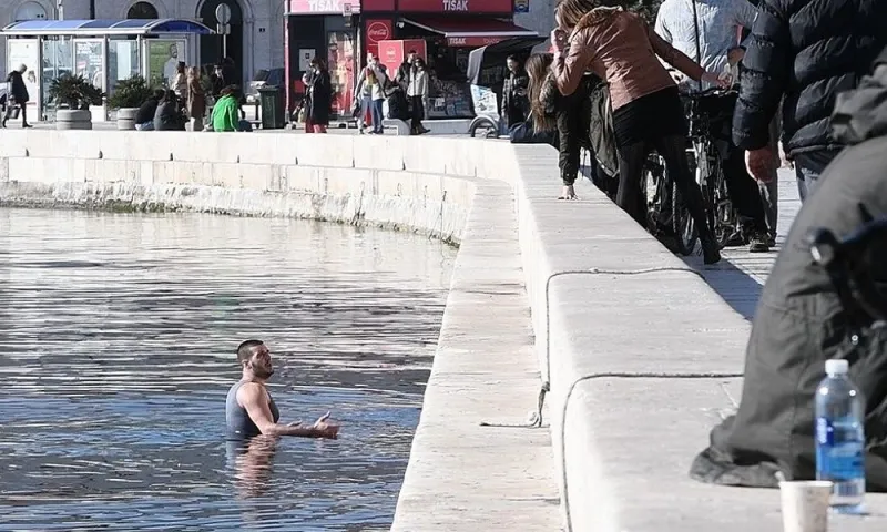 Επίθεση σε παίκτες του Ερυθρού Αστέρα, ένας βούτηξε στη θάλασσα (vid)