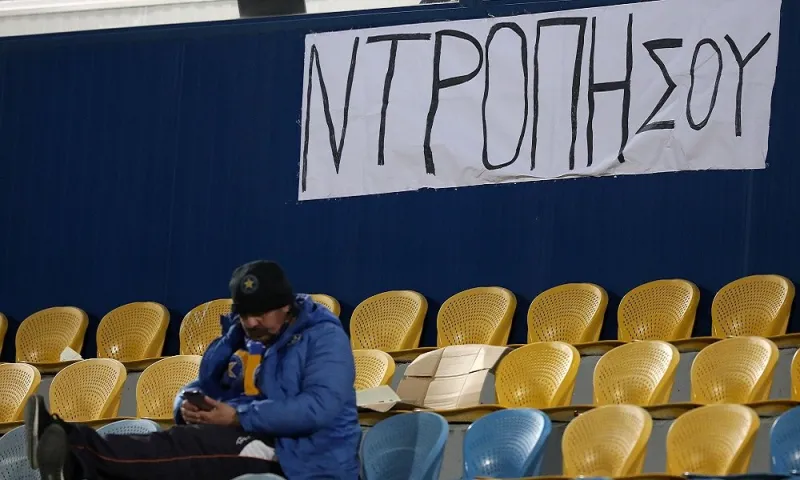 Πανό για Παντελίδη: «Ντροπή σου»