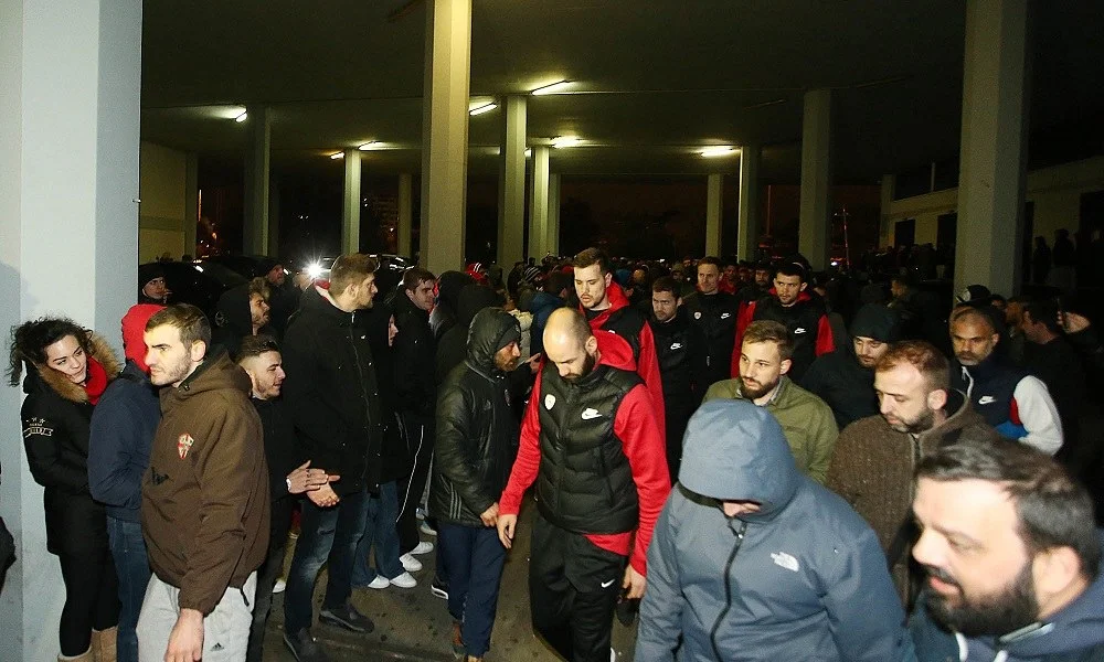 Ολυμπιακός: Υποδοχή από οπαδούς στο ΣΕΦ (pics)