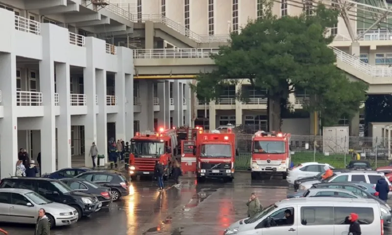 Φωτιά στο ΟΑΚΑ έξω από το κολυμβητήριο!
