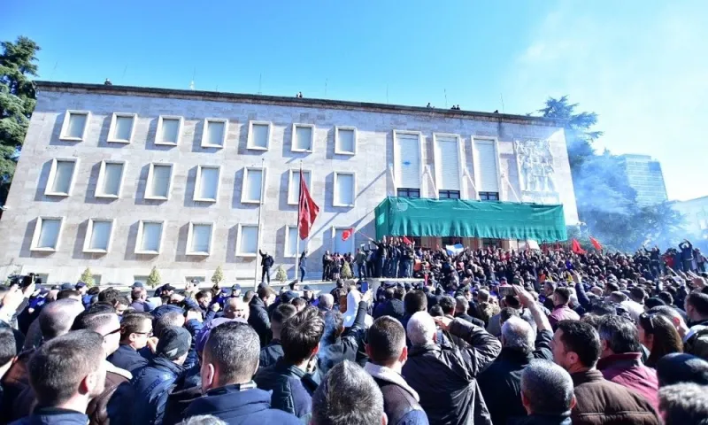 Σοβαρά επεισόδια στα Τίρανα