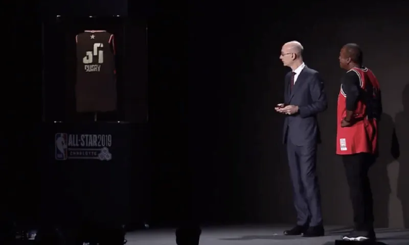 All Star Game: Έφτασε η... έξυπνη φανέλα που αλλάζει όνομα και αριθμό (video)
