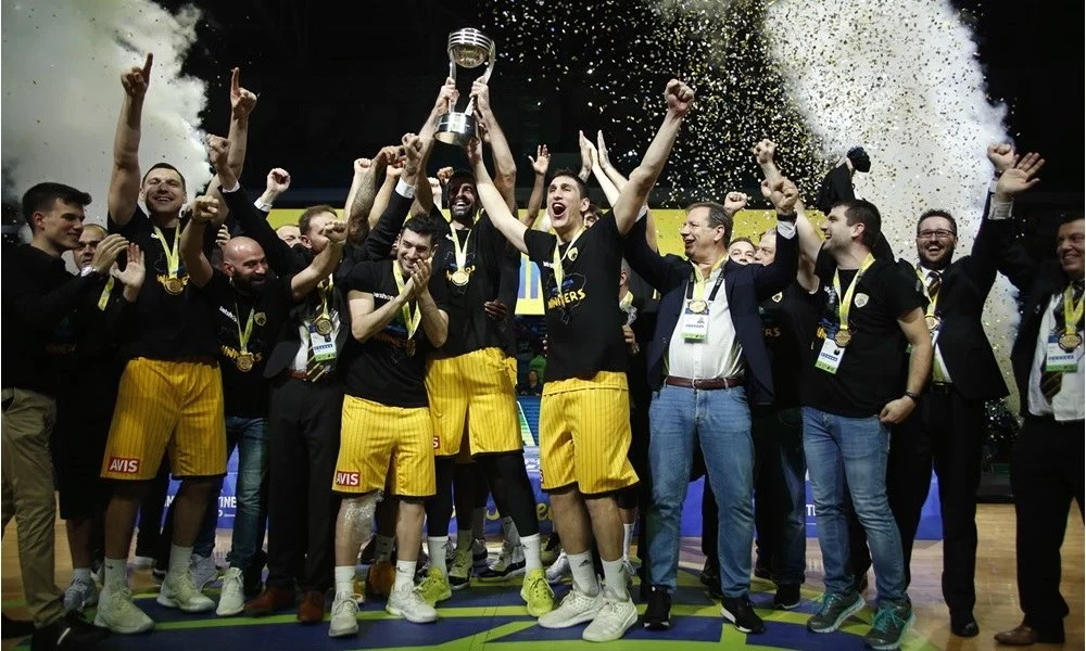 Η κούπα στα χέρια της ΑΕΚ (pics)