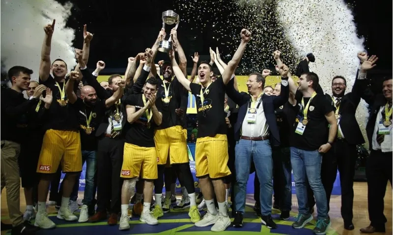 Η κούπα στα χέρια της ΑΕΚ (pics)