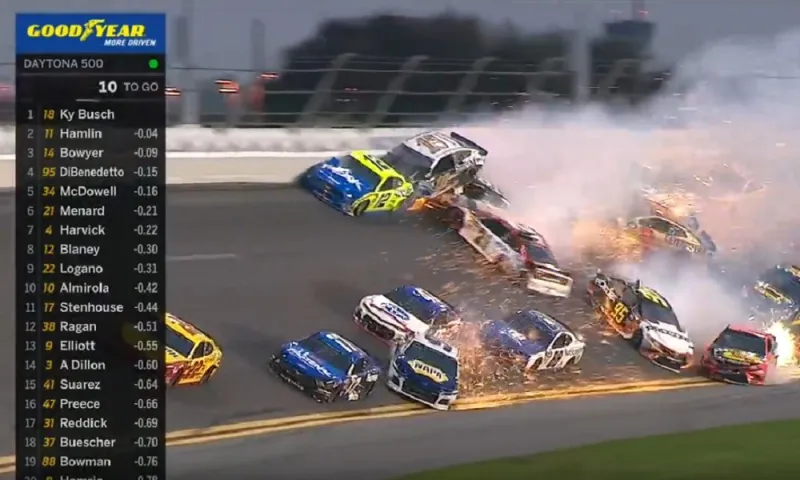 Daytona: Τρελή καραμπόλα με 21 αυτοκίνητα! (vid)
