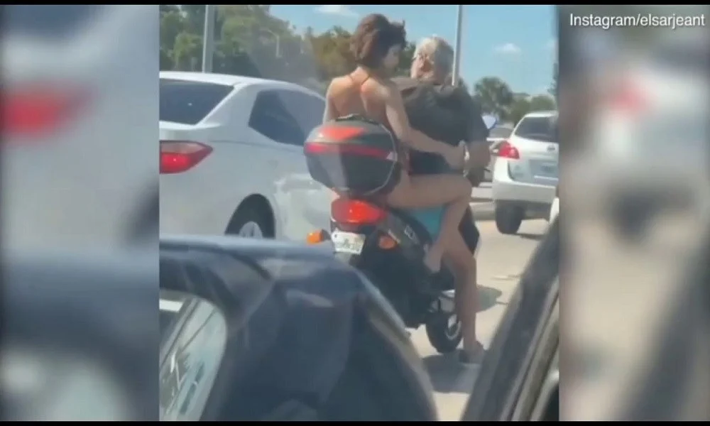 Απίστευτο και γυναικείο! Ξύριζε τα πόδια της πάνω στο μηχανάκι! (vid)