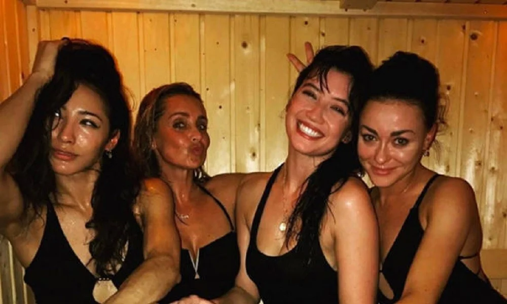 Nέα μόδα: Ιδρωμένες selfie στη σάουνα